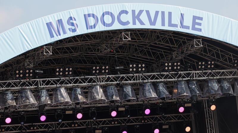 Bund steckt fünf Millionen Euro in Festivals Über der Bühne Großschot steht die Aufschrift „MS Dockville“ auf dem Gelände des gleichnamigen Festivals.