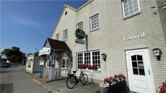 Über der Eingangstür des früheren Rüstringer Hofs ist noch das Schild „Bei Sakis" zu sehen. Doch das Restaurant ist bereits seit Herbst vergangenen Jahres geschlossen. Rechts befindet sich der Eingang zu einem prächtigen Festsaal. 
