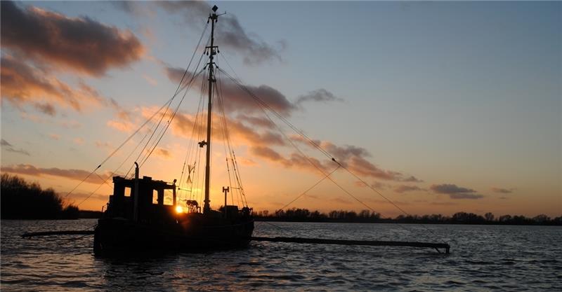 Über der Hahnöfer Nebenelbe geht die Sonne unter: Der Kutter „Elise“ liegt ruhig im Wasser, in zehn Metern Tiefe schwimmen die Stinte in die Netze des Hamenfischers. Fotos Vasel