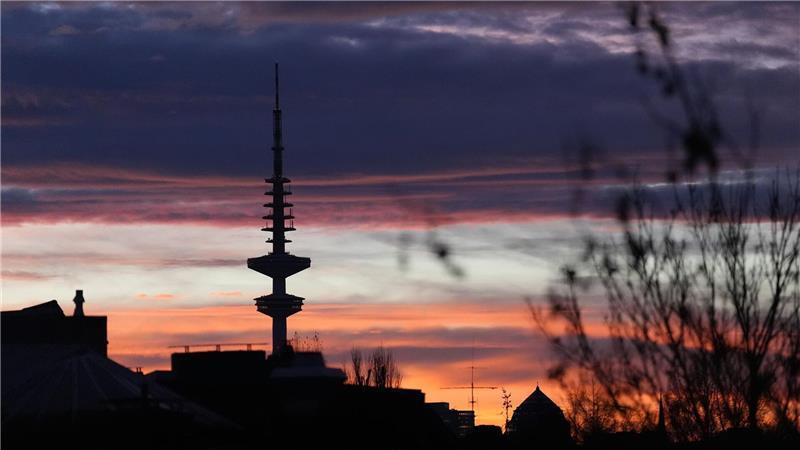 Über der Hamburger Skyline zeigte sich der Himmel farbenfroh.