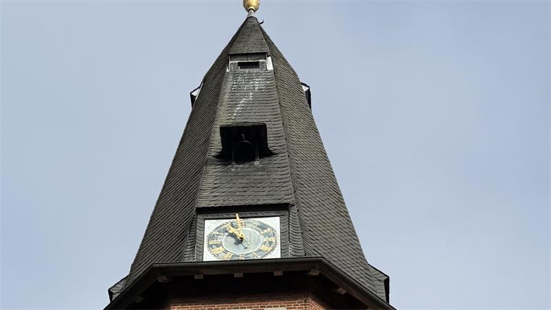 Über der Kirchturmuhr befindet sich die kleinere Uhrenglocke.