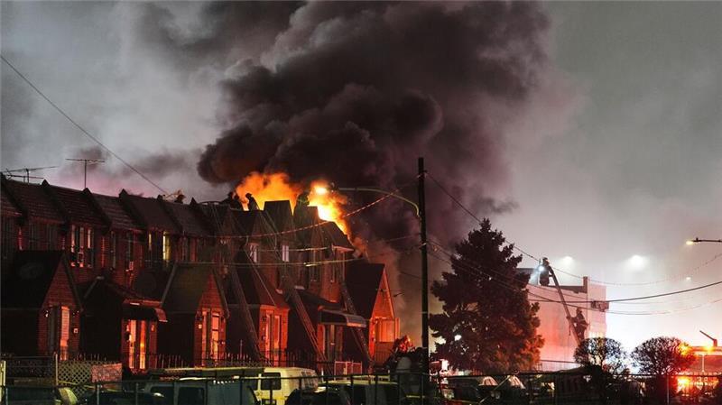 Jet stürzt in USA ab: Sieben Tote und viele Verletzte Über der Unglücksstelle stiegen große Rauchschaden auf.