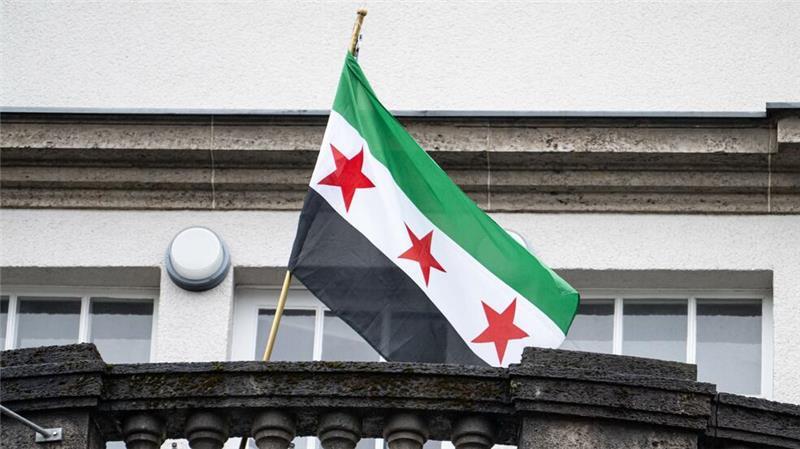 Über der syrischen Botschaft in Berlin weht jetzt die Flagge der Revolutionäre.