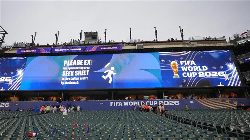 Wetter-Chaos und Mbappé-Gala: Frankreich schlägt Irak Über die Anzeigentafel werden die Besucher aufgefordert, das Stadion zu verlassen.