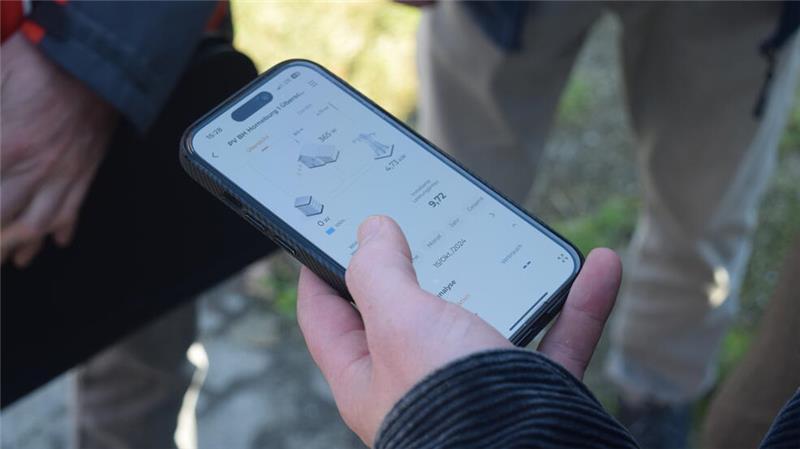 Über die App lässt sich einfach auslesen, wie viel Strom die neue PV-Anlage auf dem Bauhofdach gerade produziert.