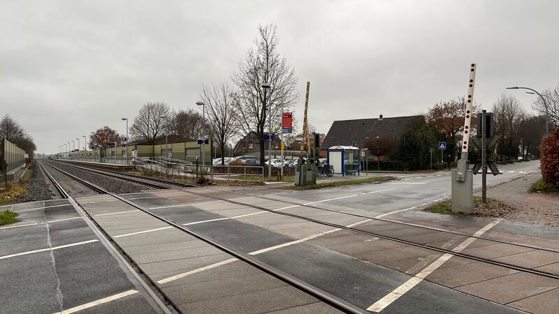Warum Hammah so lange auf schnelles Internet warten muss Über die Bahn ist der Weg in Hammah frei - auf die Genehmigung, die Gleise zu untertunneln, wird aber seit einem Jahr gewartet. Jetzt soll sie doch kommen - und damit Glasfaser für den gesamten Ort.