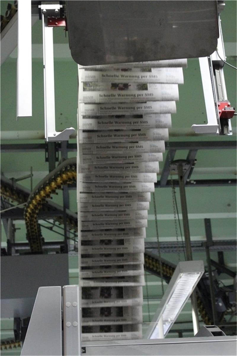 Über die Decke wandern die Zeitungen zum Versand-Bereich.
