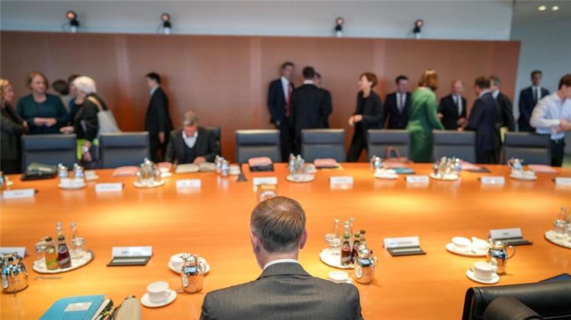 Über die Details des sogenannten Kritis-Dachgesetzes war lange verhandelt worden. Einerseits soll es Deutschland widerstandsfähiger machen. Andererseits sollen Unternehmen und Institutionen nicht durch zu viele Berichtspflichten belastet werden.