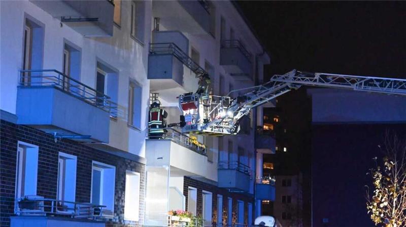 Über die Drehleiter wird die 42-Jährige aus der Wohnung geholt.