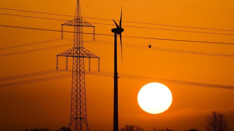Über die Erdleitung soll ab 2028 vor allem Strom aus Windparks im Norden zu Industriestandorten gelangen.  (Archivbild)