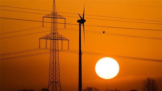 Über die Erdleitung soll ab 2028 vor allem Strom aus Windparks im Norden zu Industriestandorten gelangen.  (Archivbild)