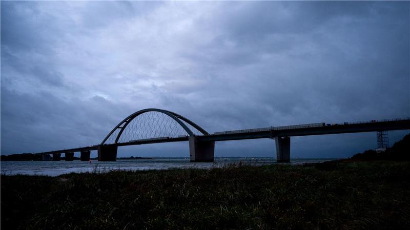 Herbststurm im Norden - Bäume entwurzelt, Gleise blockiert Über die Fehmarnsundbrücke zogen am Dienstagmorgen dunkle Wolken.