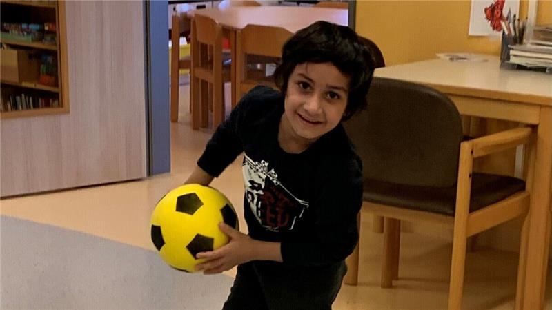 Dank dieser Behandlung hat ein junger Afghane wieder eine Zukunft Über die Flure der Kinderstation zu toben und Fußball zu spielen, ist für Fahim nur vier Wochen nach der aufwendigen Operation kein Problem. Foto: Recht