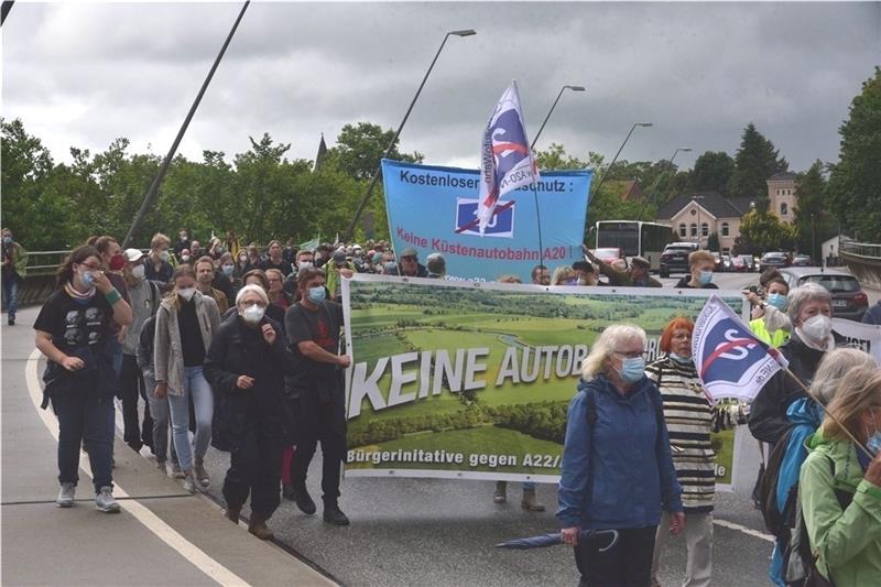 Stade: Lautstarker Protest gegen die Küstenautobahn Über die Hansebrücke erreicht der Protestzug am Sonnabendnachmittag die Stader Innenstadt. Viele Organisationen sind vertreten. Fotos: Beneke
