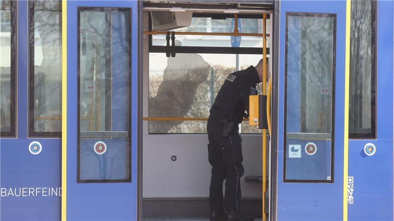 Über die Hintergründe des Brandanschlags in einer Straßenbahn in Gera war zunächst nichts bekannt. 