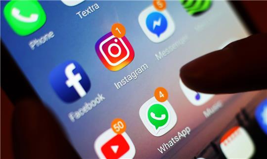 Über die Instagram-App kann live miteinander gesprochen werden. Foto: Yui Mok/PA Wire/dpa