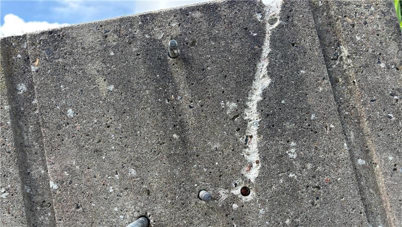 Nach 13 Jahren: Ramponierte Sturmflut-Stele soll wieder im Alten Land stehen Über die Jahre hat die Stele an einigen Stellen Schaden genommen.