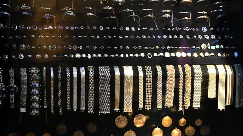 Über die Jahrhunderte brachten Fürsten, Könige und andere Pilger der Madonna Schmuck in Hülle und Fülle.      