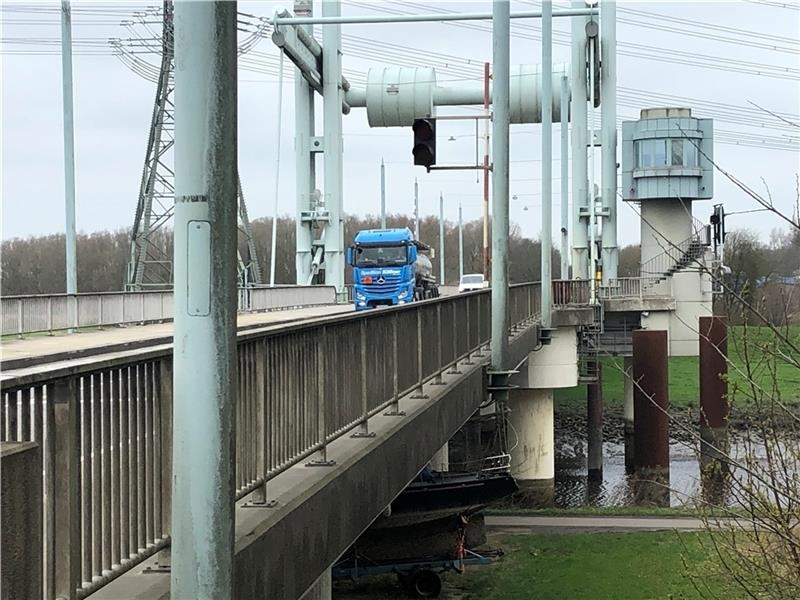 Über die Klappbrücke rollt der Verkehr. Wegen technischer Arbeiten ist der Bereich zeitweise für Autos und Schiffe gesperrt. Foto: Strüning