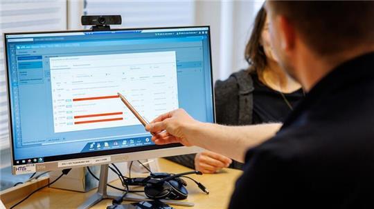 Über die Smartphone-App ihrer Krankenkasse können die Versicherten Zugriffsrechte widerrufen oder selbst festlegen, welche Mediziner wie lange Einsicht bekommen sollen.