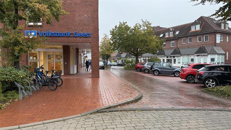 Vollsperrung des Kreisels in Apensen: Was Autofahrer wissen müssen Über die Zufahrt vor der Volksbank ist der große Parkplatz auf dem Roten Platz weiterhin erreichbar.