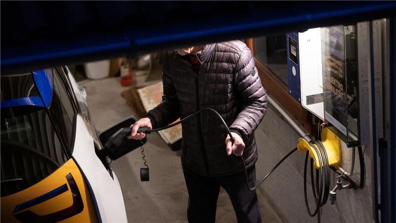Studie: Neuwagenpreise steigen schneller als Gehälter Über die gesamte Nutzungsdauer sind E-Autos laut Fraunhofer-Institut oft besser für den Geldbeutel. (Symbolbild)