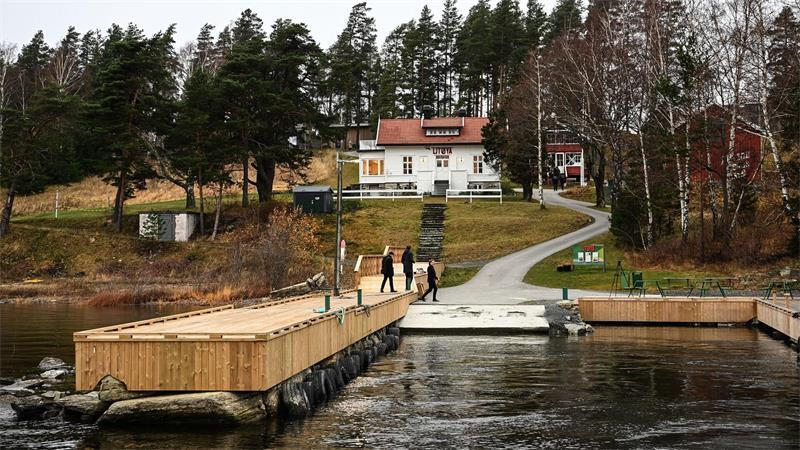 Über diesen Steg erreichte der Massenmörder die Insel - und begann kurz darauf, um sich zu schießen. (Archivbild)