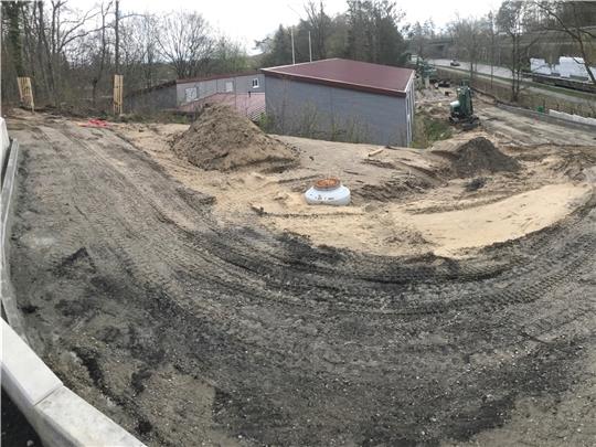 Über diesen Weg sollen in Zukunft Rettungseinsätze im Jahnstadion in Buxtehude möglich sein, wenn die Zufahrt von der Straße „An der Rennbahn“ blockiert ist. Auch die Schützenhalle ist auf diesem Weg demnächst erreichbar. Fotos: Wisser