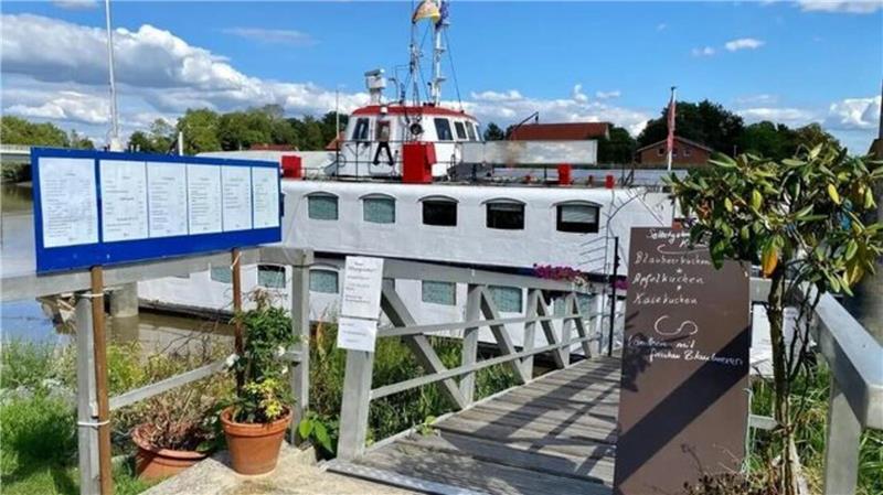 Über ein Immobilienbüro in Otterndorf wird das Restaurantschiff "Ostekieker" in Oberndorf zum Verkauf angeboten.