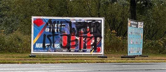 Über ein Wahlplakat der AfD ist vor der Kommunalwahl in Himmelpforten der Schriftzug „Nie wieder ist jetzt“ mit großen Lettern geschrieben.