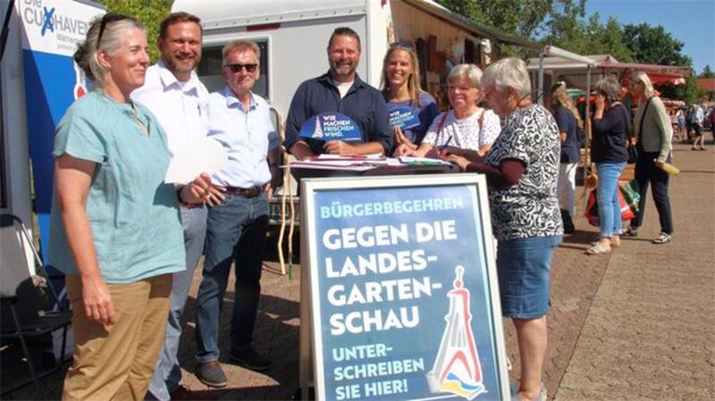 Landesgartenschau – nein, danke: Widerstand in Cuxhaven Über eine auf dem Wochenmarkt ausliegende Unterschriftenliste möchten die Initiatoren einen Bürgerentscheid auf den Weg bringen.