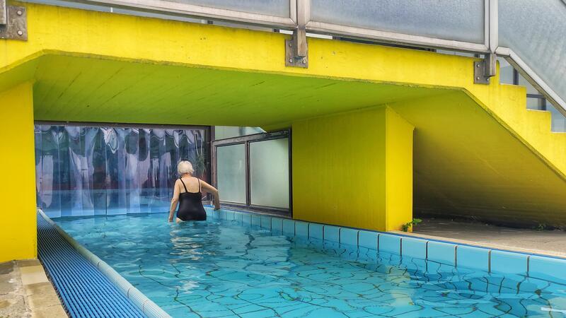 Über einen Tunnel können Badegäste entspannt von der beheizten Schwimmhalle ins Freie schwimmen.