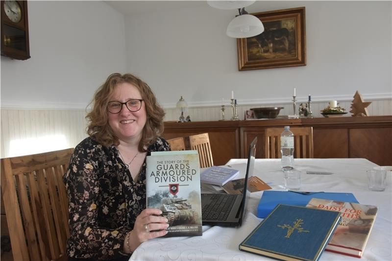 Über ihre Kontakte hat Debbie Bülau auch viele Bücher gefunden, die ihr helfen, die Schicksale der Kriegsopfer aufzuklären. Foto: Felsch