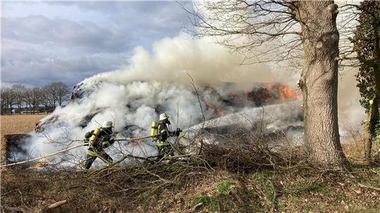 Über mehrere Stunden kämpfte die Feuerwehr mit dem Brand.Foto: Feuerwehr