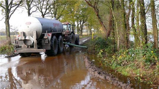 Über zwei Jahre lang musste die Gemeinde das Wasser aus dem Appelner Dorfgraben in die Beverstedter Kläranlage abfahren, weil dort ein Abwasserpilz entdeckt worden war. Archivfoto: Plesse