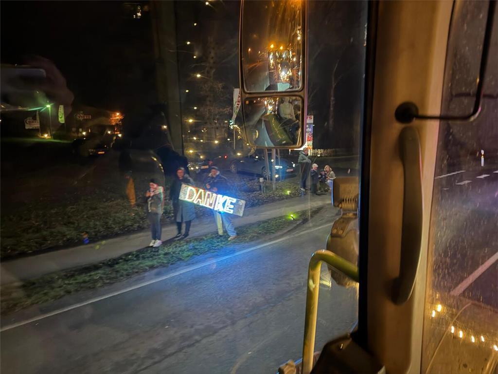 Überall bedanken sich die Zuschauer, nicht nur durch freundliches zuwinken