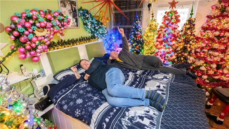 Überall im Haus stehen Weihnachtsbäume - auch im Schlafzimmer.