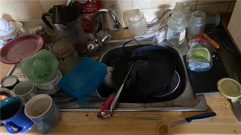Überall liegt schmutziges Geschirr, das seit langer Zeit nicht mehr abgewaschen wurde.