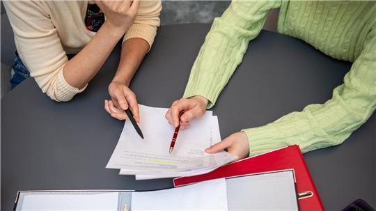 Überblick über die eigenen Finanzen verloren? Eine professionelle Schuldnerberatung kann dabei helfen, wieder auf die Füße zu kommen.