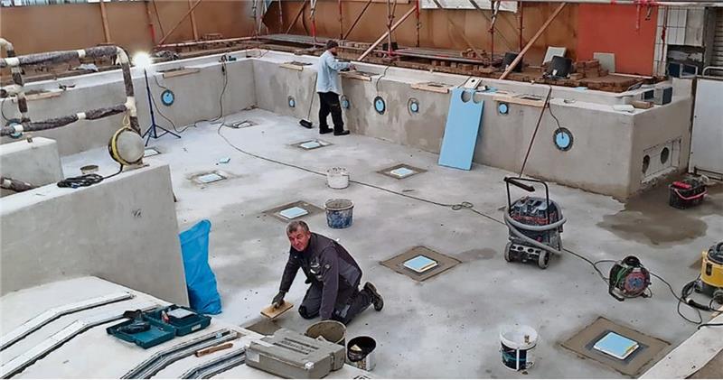 Außenbecken der Moor-Therme werden später fertig Überdachte Baustelle: Das Solebecken neben der Moor-Therme wird derzeit grundsaniert. Ende Dezember, Anfang Januar soll alles erneuert sein. Fotos: Schoener
