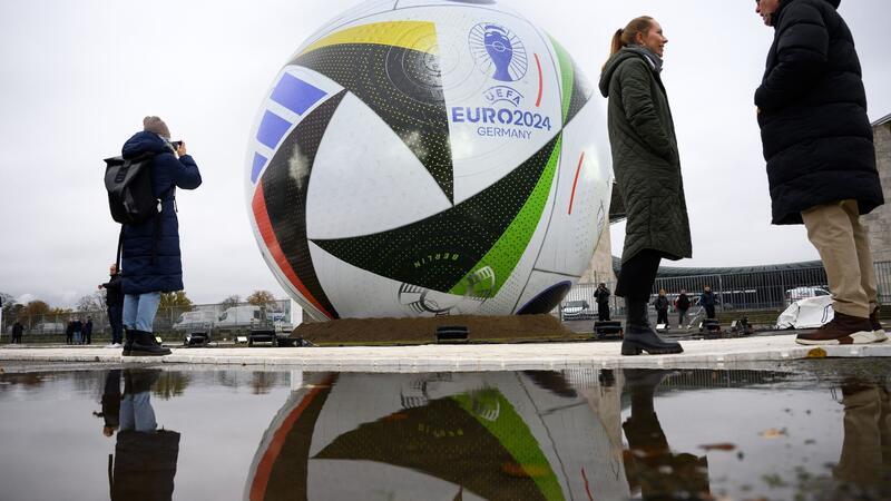Telekom legt drei TV-Übertragungen der Fußball-EM fest Überdimensional: Der neue Spielball für die Europameisterschaft liegt auf dem Maifeld am Olympiastadion in Berlin.