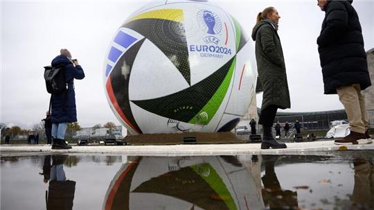 Überdimensional: Der neue Spielball für die Europameisterschaft liegt auf dem Maifeld am Olympiastadion in Berlin.