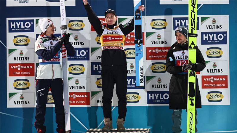 Überflieger Prevc und seine Verfolger beim Tournee-Start in Oberstdorf.