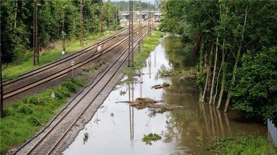 Überflutete Bahntrasse nahe der Donaubrücke in Günzburg.