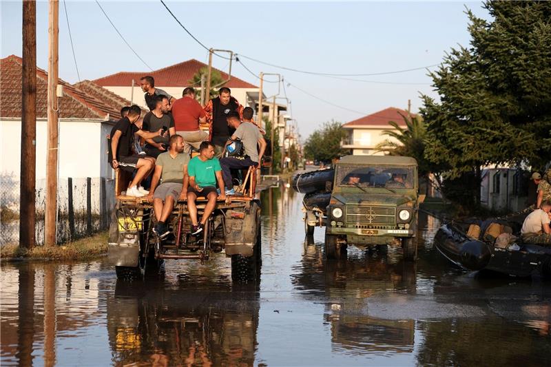 Flut in Griechenland: Seuchengefahr hoch Überflutete Straßen im griechischen Palamas. In den meisten betroffenen Regionen ist die Stromversorgung wieder hergestellt worden. Probleme gibt es jedoch mit der Wasserversorgung.