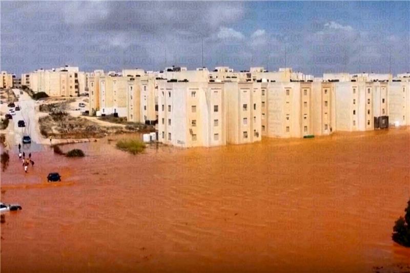 Unwetter in Libyen - Minister rechnet mit Tausenden Toten Überflutete Straßen im libyschen Marj. Nach heftigen Unwettern befürchtet die Regierung Tausende Tote.