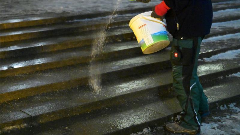 Überfrierender Regen kann gefährlich werden - für Fußgänger ebenso wie im Straßen- und Bahnverkehr.