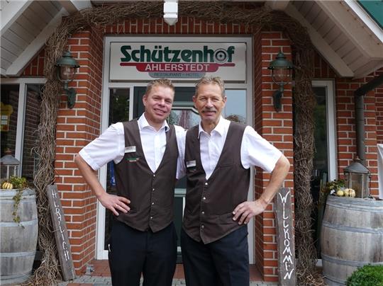 Übergabe: Am 31. Oktober 2022 hat Nils Bockelmann (links) in der siebten Generation die Regie im Ahlerstedter Schützenhof von seinem Vater Klaus-Dieter übernommen.