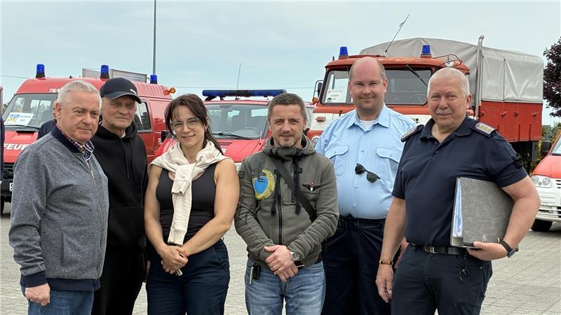 Ständig heulen die Sirenen: Mit dem Hilfskonvoi bis ans Kriegsgebiet Übergabe: Grischa Kaflowsky, Vasaly Dutsehak, Lilly Makukh, Sascha Kaflowsky, Daniel Beneke und Wilfried Sprekels vor den gespendeten Fahrzeugen (von links).
