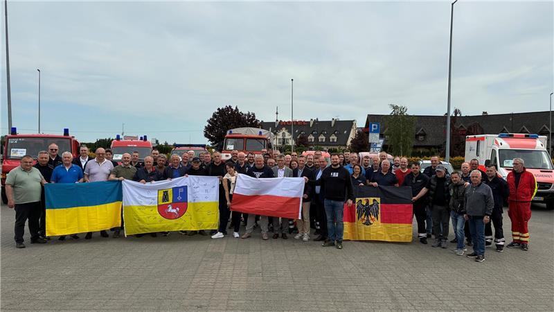 Übergabe: Gruppenfoto mit der ukrainischen Helfergruppe nach dem Auftanken vor der Grenze.